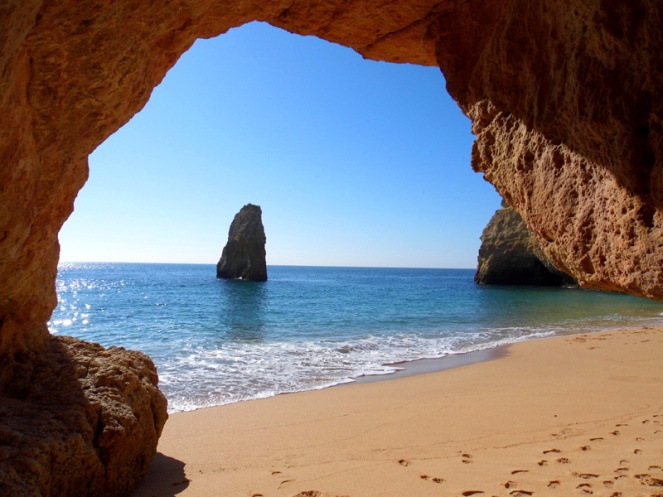 Praia da Cavalho cave, Algarve, Portugal