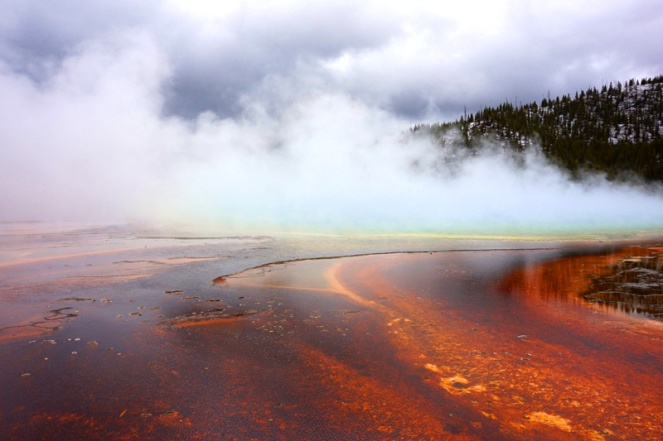 Geothermal hot spring pool, Yellowstone National Park, USA
