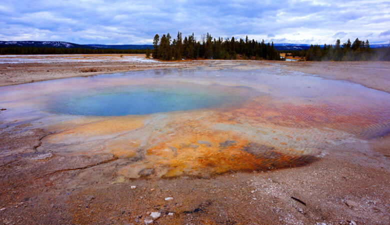 Geothermal hot spring pool, Yellowstone National Park, USA