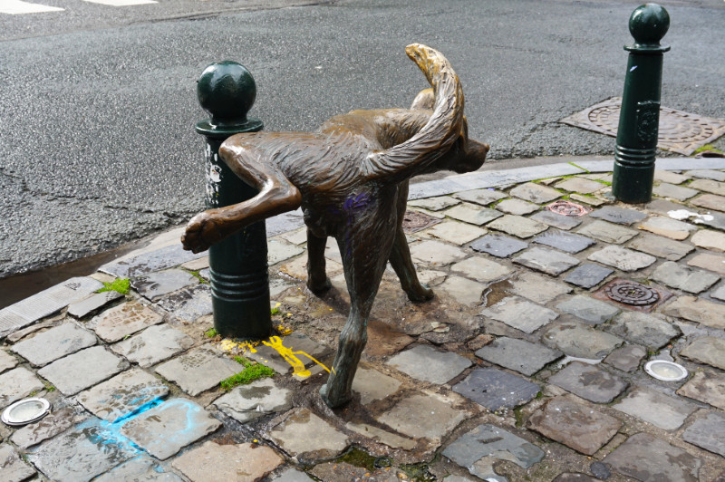 Het Zenneke Pis, statue of dog peeing, Brussels, Belgium