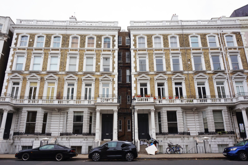 Kensington looking like Grimmauld Place, London