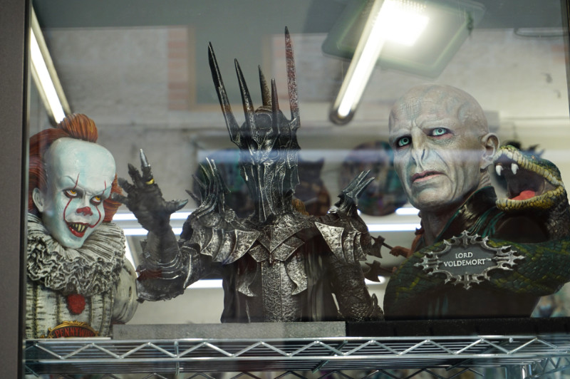 Pop culture collectibles in San Marino. Picture of a window display with Pennywise, Sauron and Voldemort