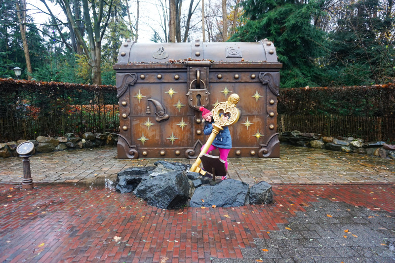 Pulling out the golden key for the giant treasure chest behind it, Efteling, Netherlands