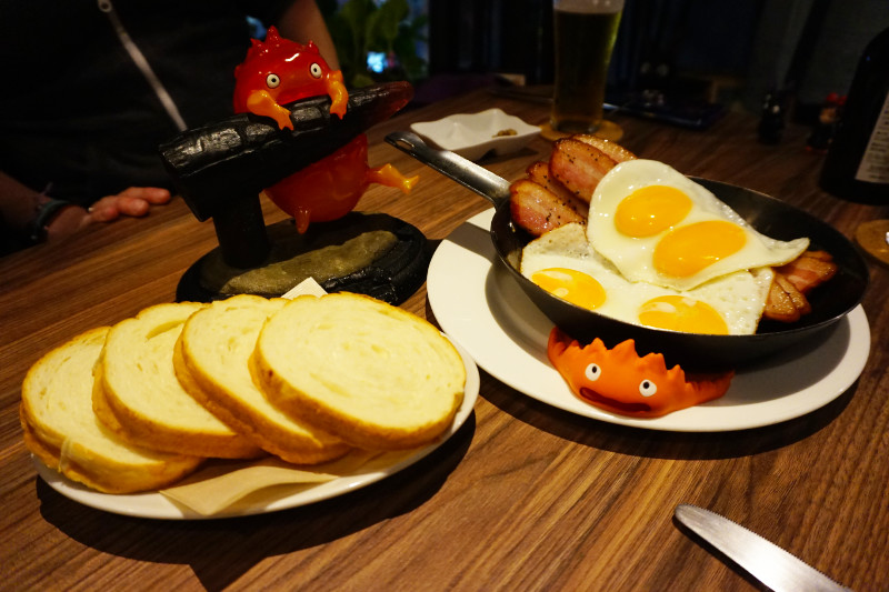 Bacon & eggs with Calcifer, Corn Barley restaurant, Tokyo, Japan