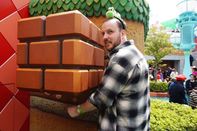 Ash hitting a block in Super Nintendo World, Universal Studios Japan
