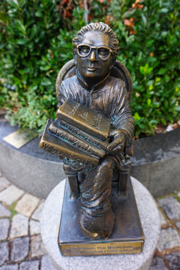 Jeff Goldblum dwarf statue, Wroclaw, Poland. He is holding some books and it's not Jeff Goldblum but it looks like him!